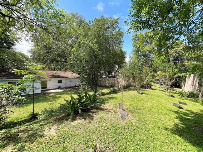 Building Photo - 5242 Beechnut St