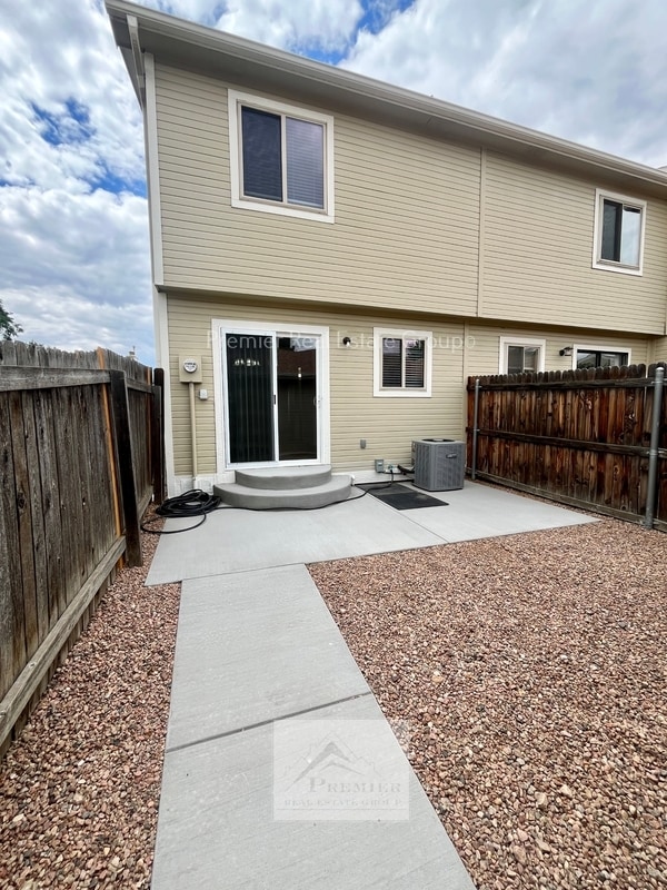 Building Photo - 8059 Lexington Park Dr