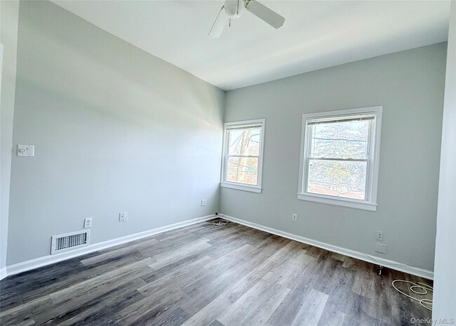 Building Photo - 142 W Boston Post Rd