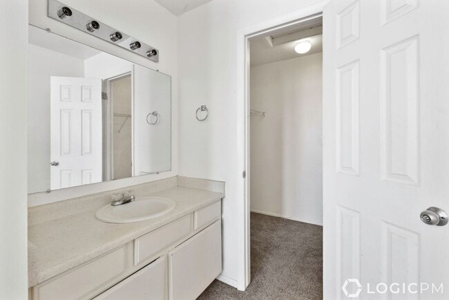 Building Photo - Stunning Row-End Townhome In Great Location!