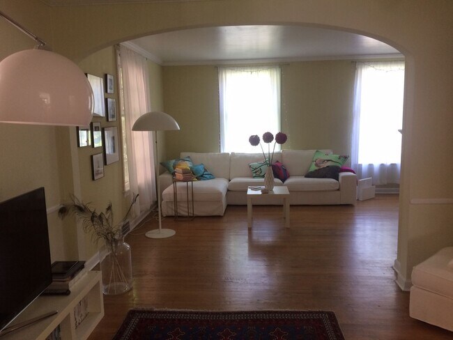 Building Photo - Spacious 3 Bedroom Home with Central Air in University Heights!