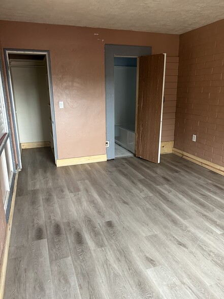 Building Photo - 155 E 15th Ave