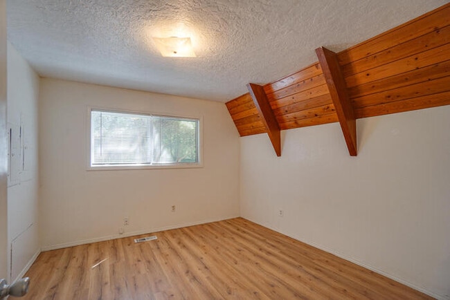 Building Photo - COUNTRY LIVING IN WASHOUGAL