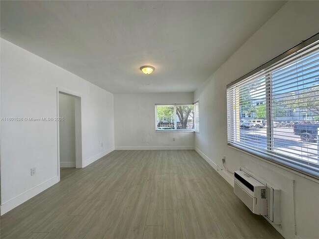 Building Photo - 955 Bay Dr