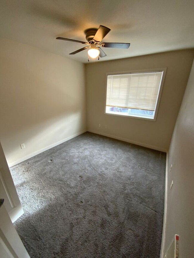 Building Photo - MARCH FREE Puyallup 3bdr 2bath condo w/ co...