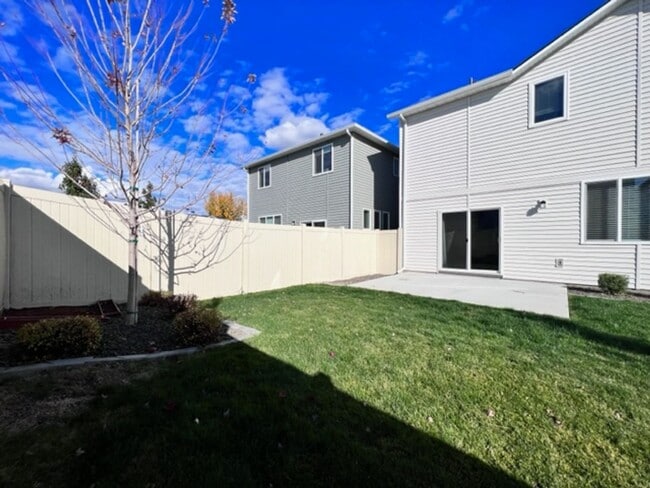 Building Photo - Beautiful Home in Meridian! Solar Power and Landscaping included.