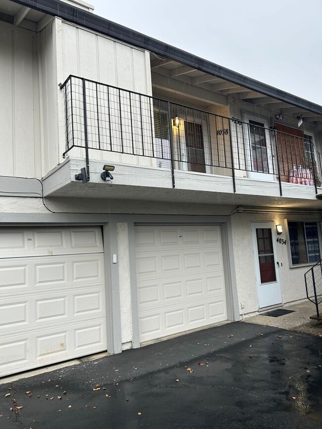 Building Photo - Beautiful upstairs condo with garage!