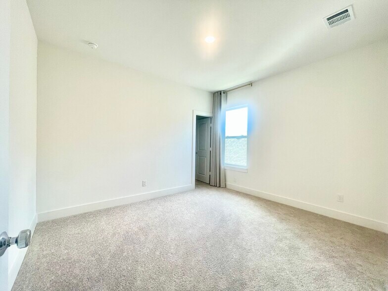 Building Photo - 4460 Durst Ln