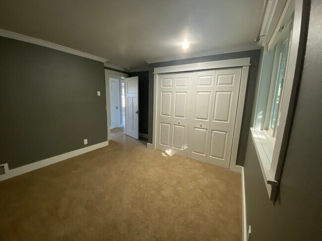 Building Photo - 18323 Woodlands Way