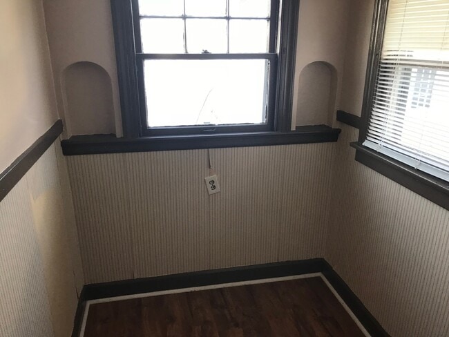 Building Photo - 323 Hillview Dr