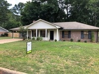 Building Photo - 2202 Holly Hill Dr