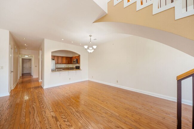 Building Photo - Downtown Luxury Condo with Rooftop Views -...