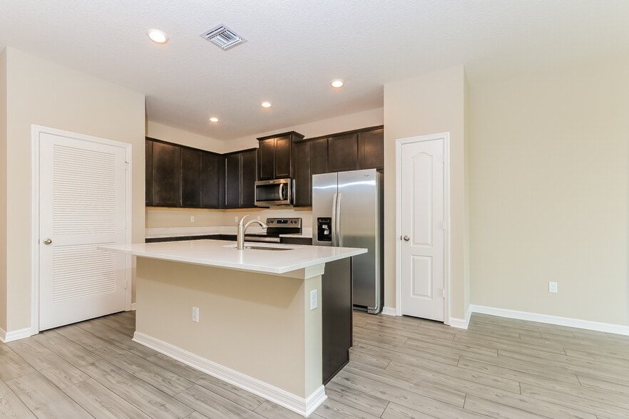 Building Photo - 1723 Party Pl