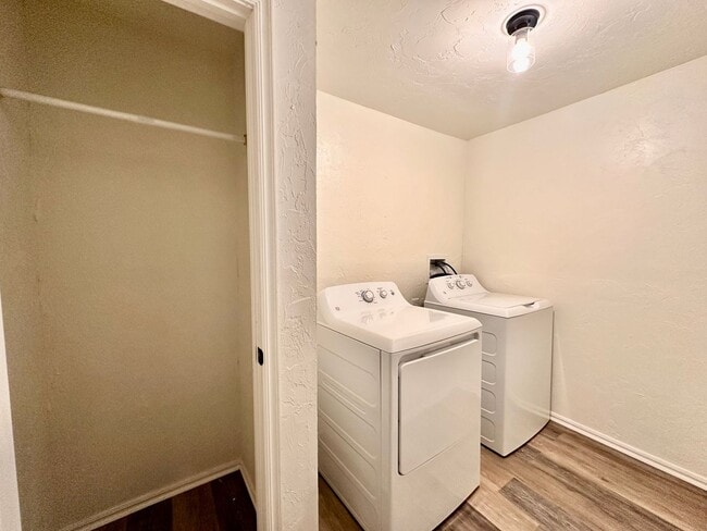 Building Photo - Newly Remodeled Home with Move-In Special!