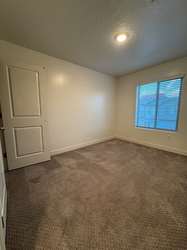 Building Photo - Azalea Townhome Poolside Living 3 Bed 2.5 Bath Smart Home - Looking for 2 Female Roommates