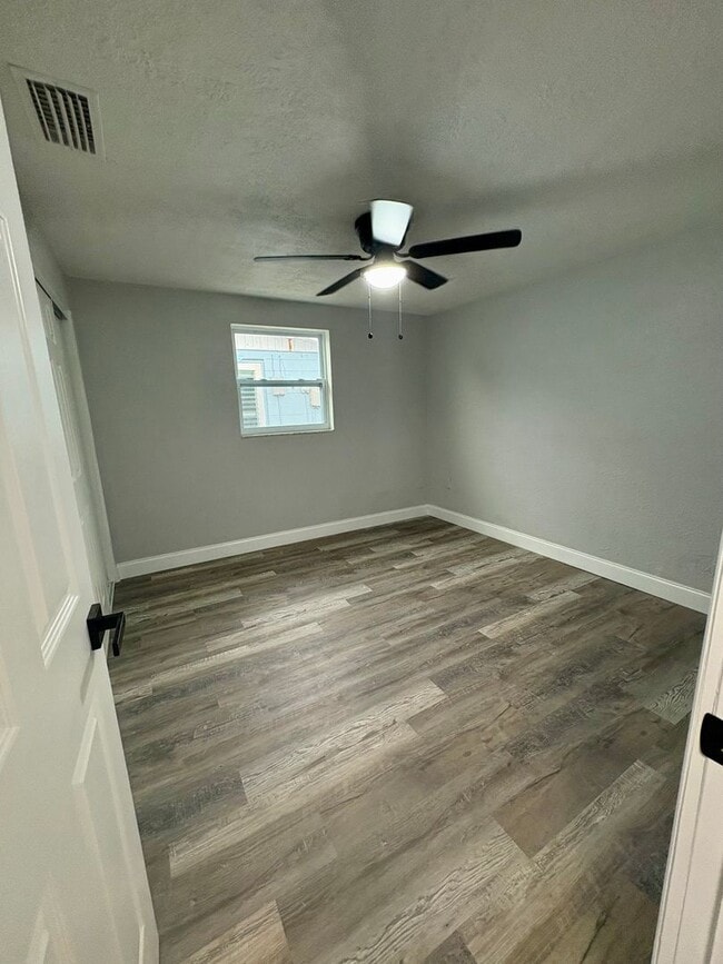 Building Photo - Fully Remodeled 3bed/2bath  Home with Bonus Room & Modern Upgrades