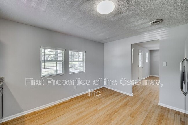 Building Photo - 210 Knox St