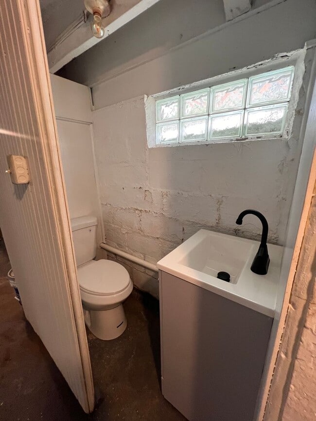 Building Photo - Pittsburgh - 4 Bedroom 2 Bathroom - Recent...