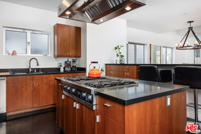 Building Photo - 900 N W Knoll Dr