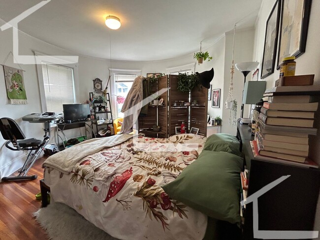 Building Photo - Large, 3 bed in Oak Square
