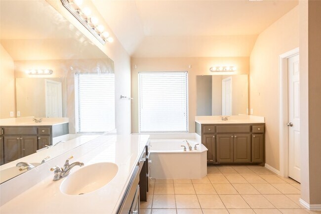 Building Photo - 2505 Vista Oaks Dr