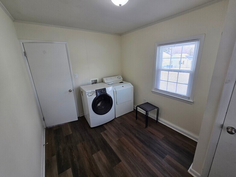 Building Photo - 146 Carver St