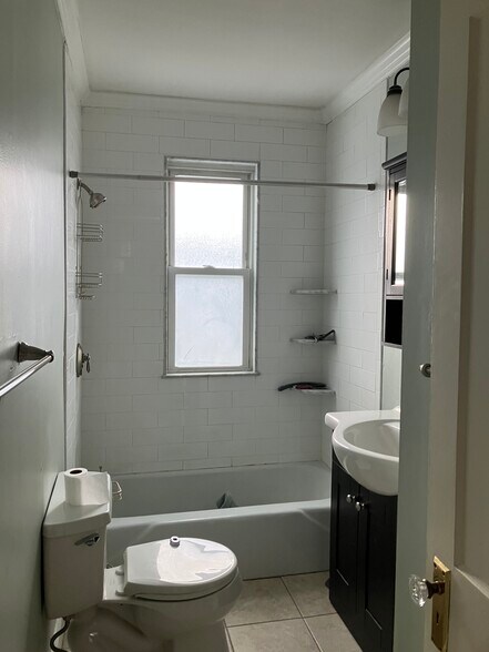 Building Photo - 43 Roslyn St