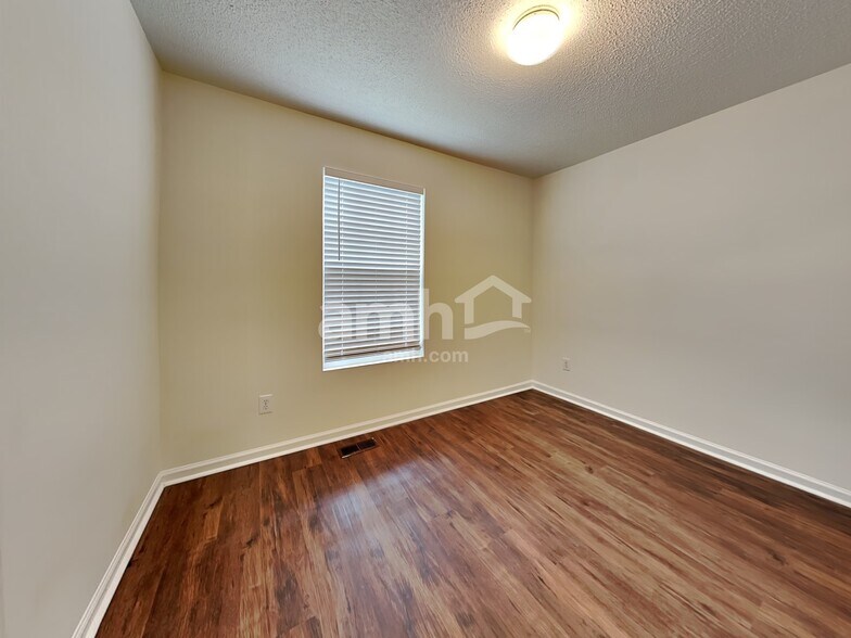Building Photo - 221 Dogwood Ave