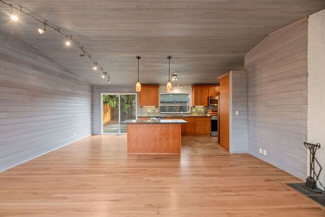 Building Photo - Woodridge Home 4bd 3ba great location!