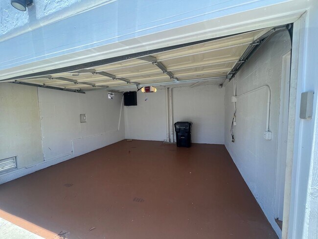 Building Photo - Charming 2-Bedroom Home with Private Yard ...