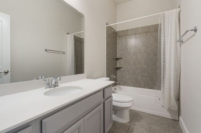 Building Photo - "Beautiful 3-Bed, 2-Bath Retreat in Northl...