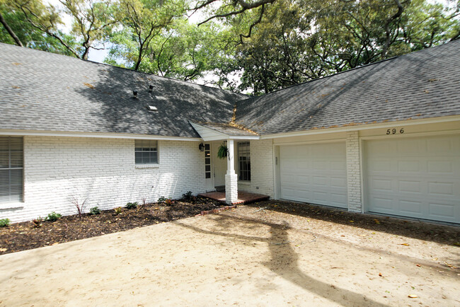 Building Photo - 596 L'Ombre Ct NE