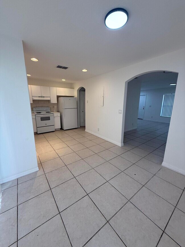 Building Photo - 1215 Hyacinth Pl