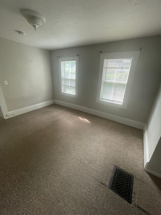 Building Photo - Large 2 bed unit right next to the Commute...