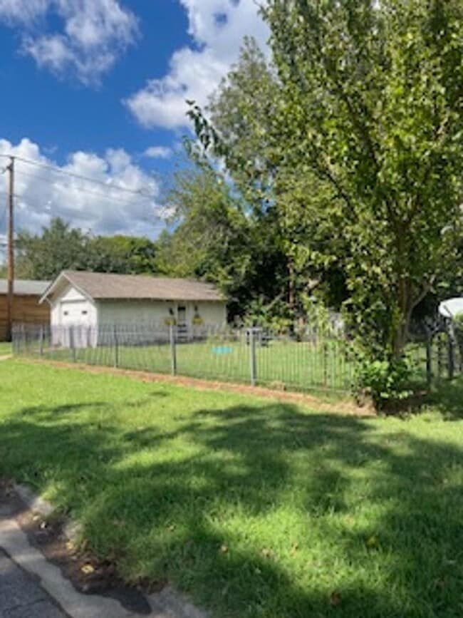 Building Photo - Nice Large Two Bed/One Bath Home/Detached ...