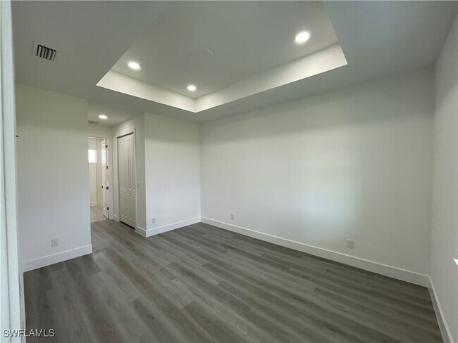 Building Photo - 821 Newell St E