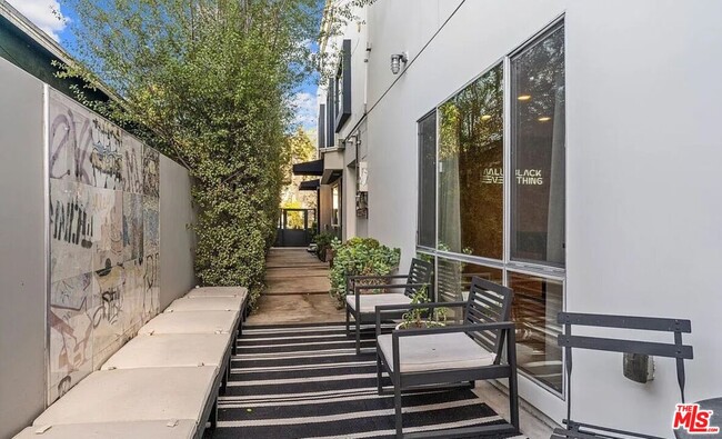 Building Photo - 615 6th Ave