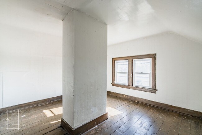 Building Photo - 1448 Summit St