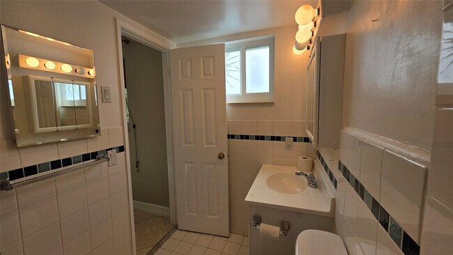 Building Photo - 253 S Cypress Rd