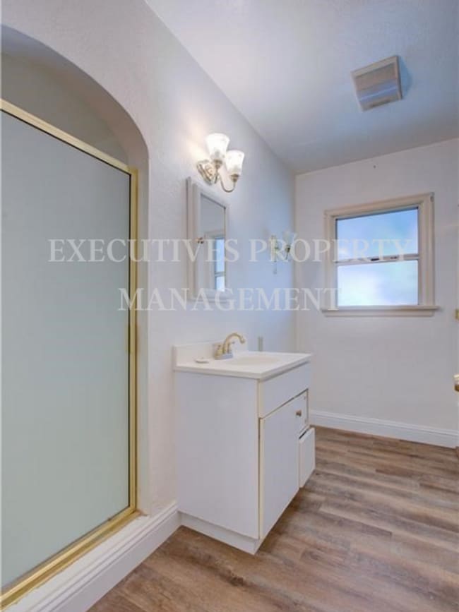 Building Photo - 859 W 21st St