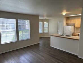 Building Photo - "Modern 2-Bed, 2-Bath Retreat in Boise's Heart – 985 Sq Ft of Pure Comfort!"