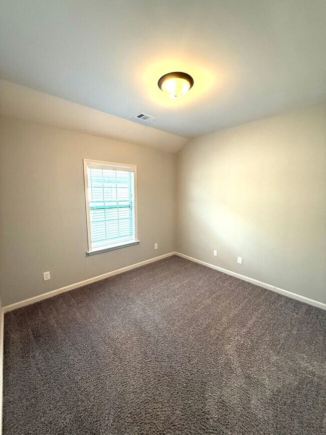 Building Photo - ** 3 Bed 2 Bath located in StoneyBrooke Pl...