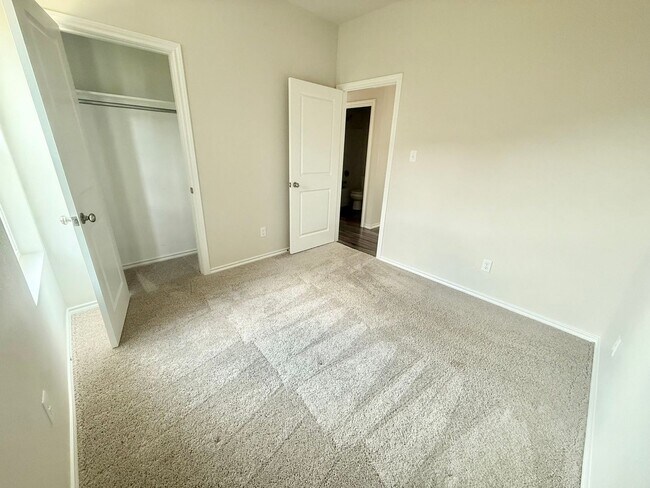 Building Photo - 110 S Rainbow Dr