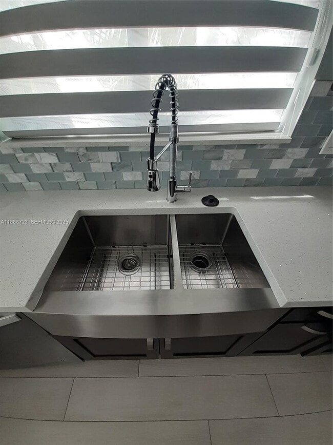 Building Photo - 23 Jenny Ln