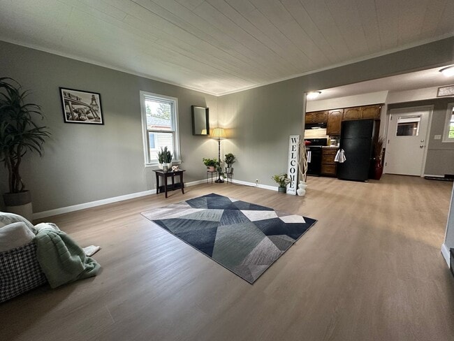 Primary Photo - Renovated 2 bed, 1 bath home for rent in W...