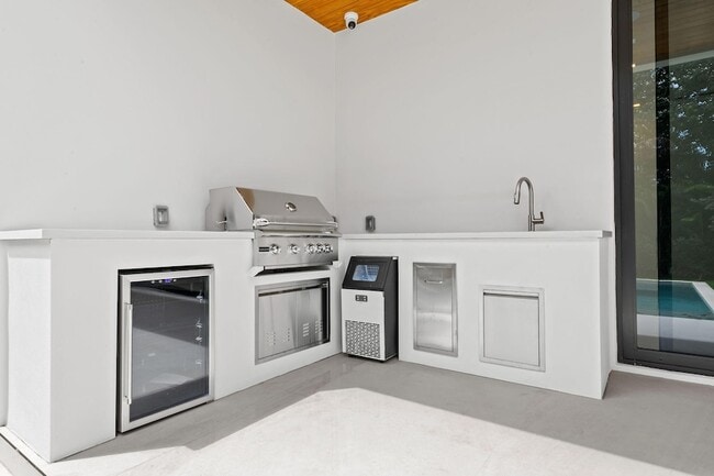 Building Photo - 2324 SW 26th St