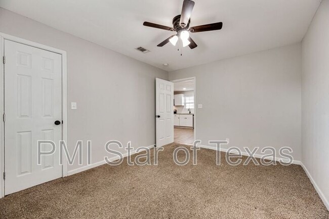 Building Photo - 4702 Collins Ave