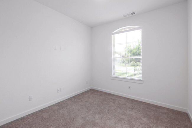 Building Photo - 124 Rosebush Dr