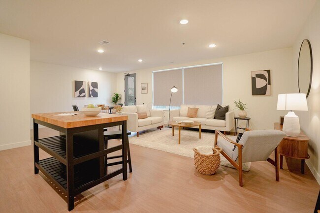 Building Photo - 476 Taylor Ave