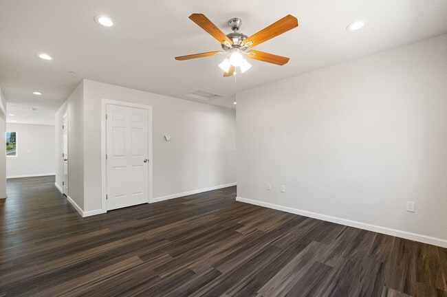 Building Photo - Paradise- 2 bed 2 bath +Bonus room, No Pets, Garage, fenced yard, RV parking